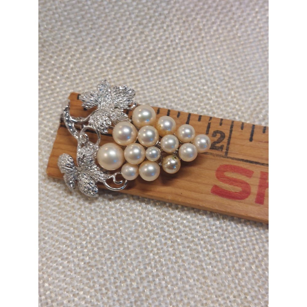Brooch Faux Pearl Grape Cluster Silver Tone Leaf MCM Grandmillennial Vintage - Picture 7 of 8